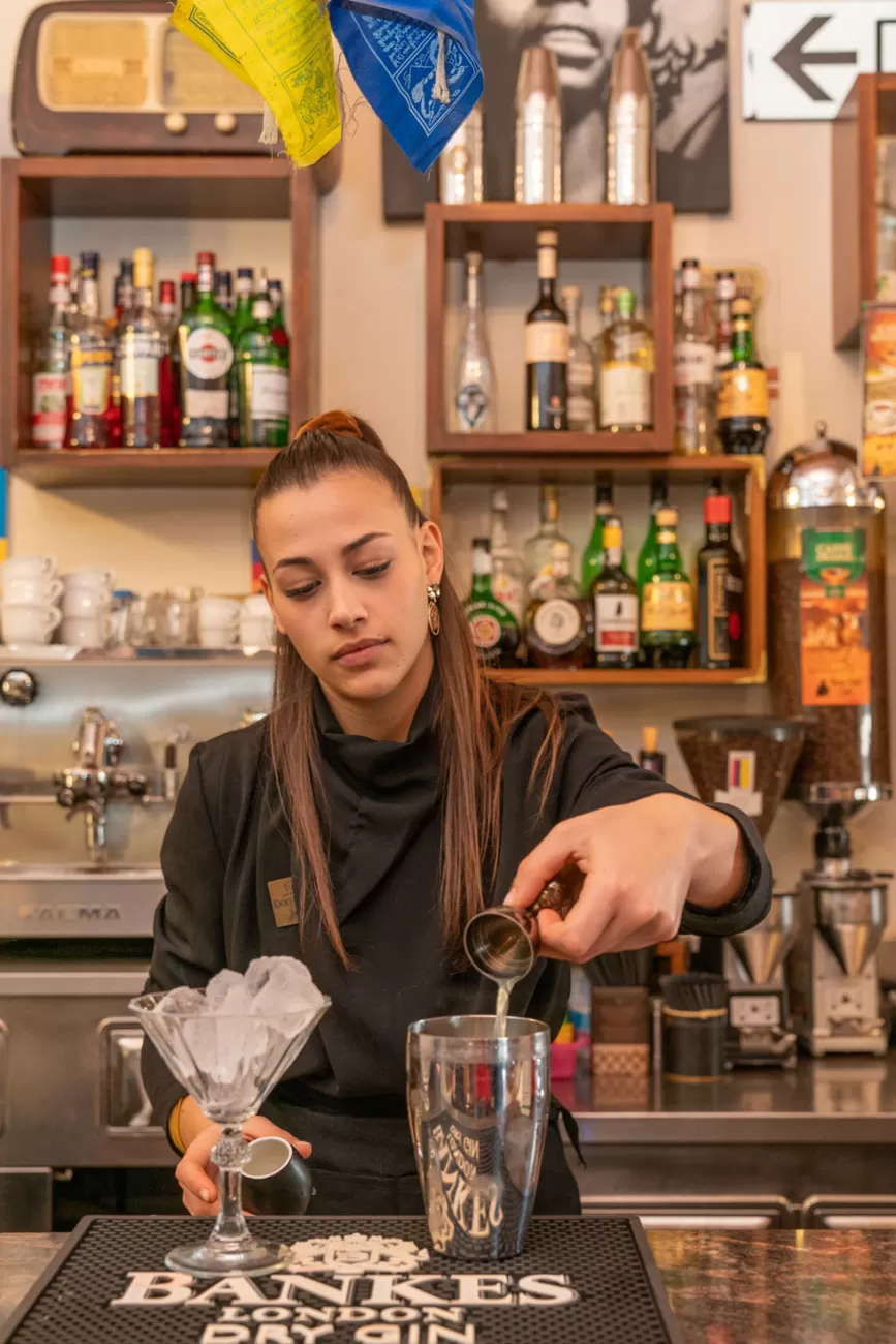 Giada Agus versa un liquore nello shaker – fotografia tecnica per bartender in Toscana