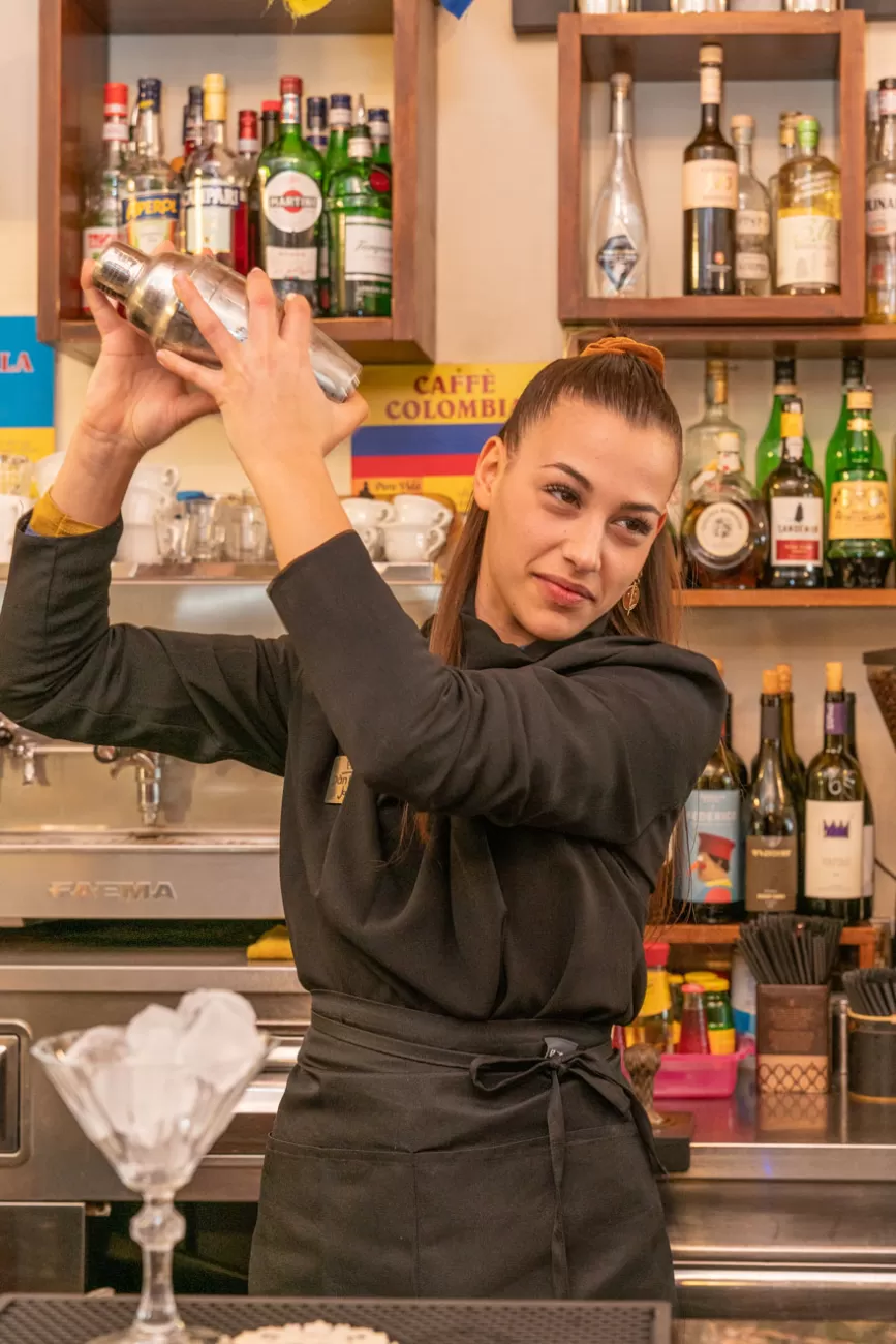 Giada Agus tiene lo shaker tra le mani – bartender in azione