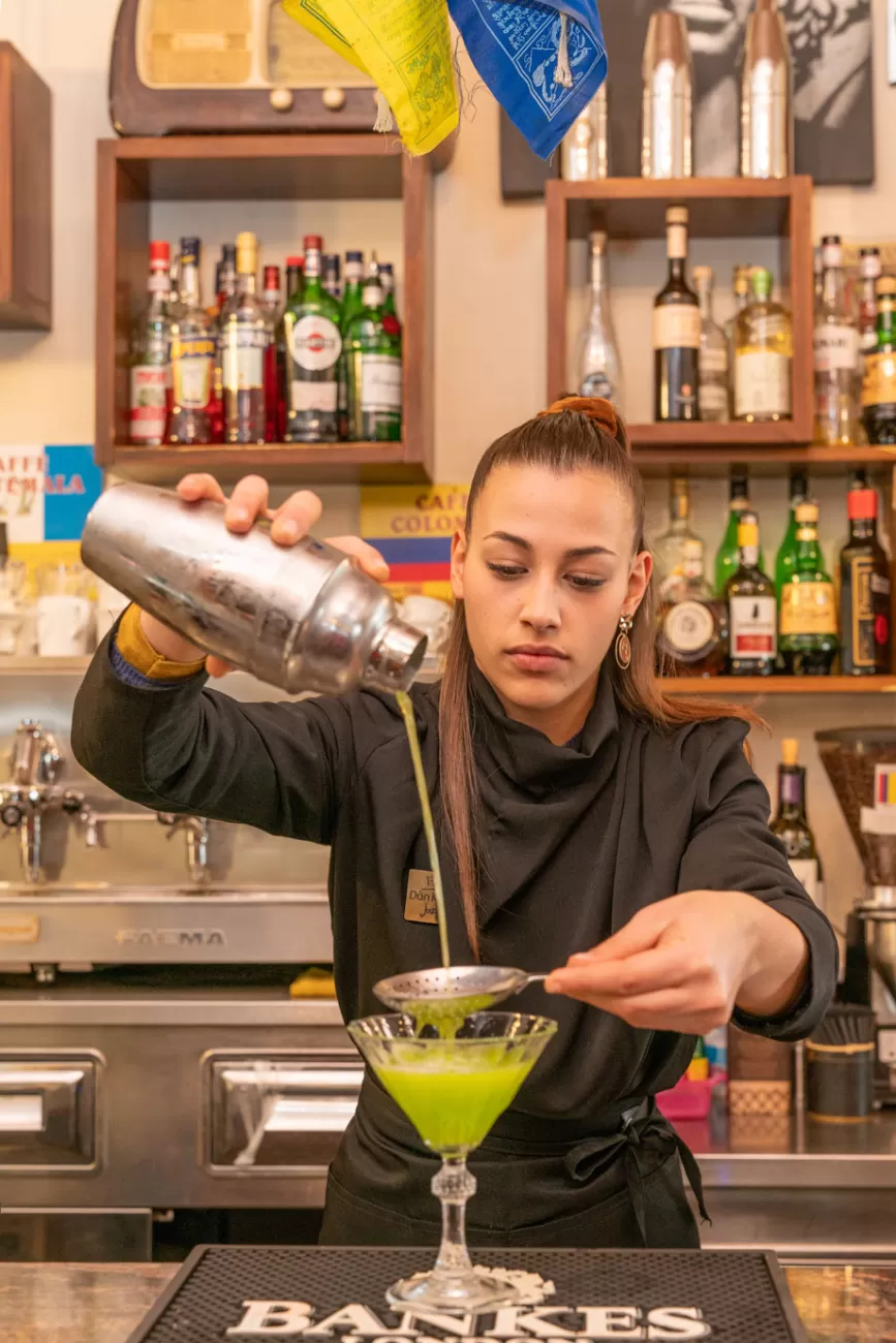 Giada Agus versa il cocktail finito nel bicchiere – fotografia food & beverage