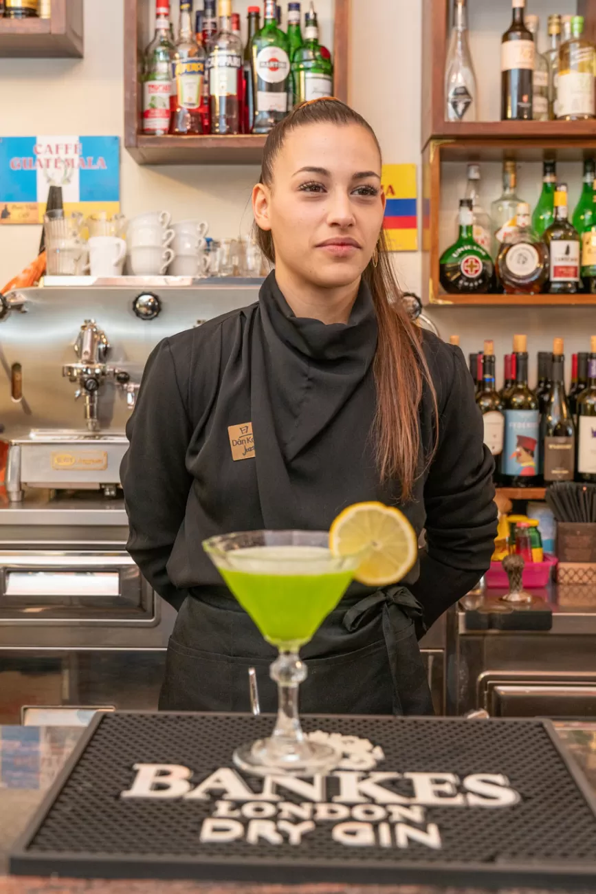 Giada serve un cocktail con sorriso – bartender e accoglienza