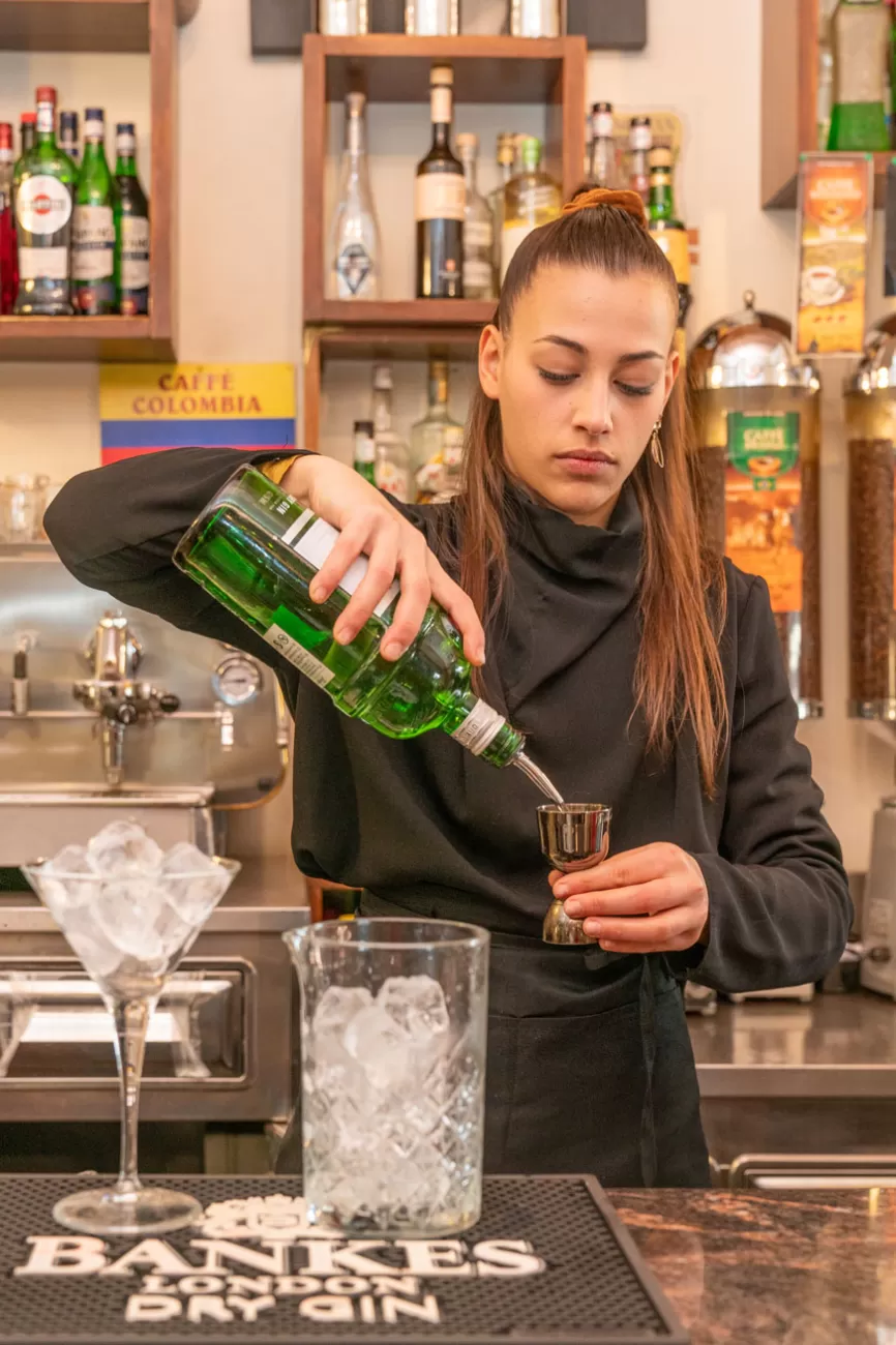 Versamento del gin nel jigger – preparazione cocktail con precisione