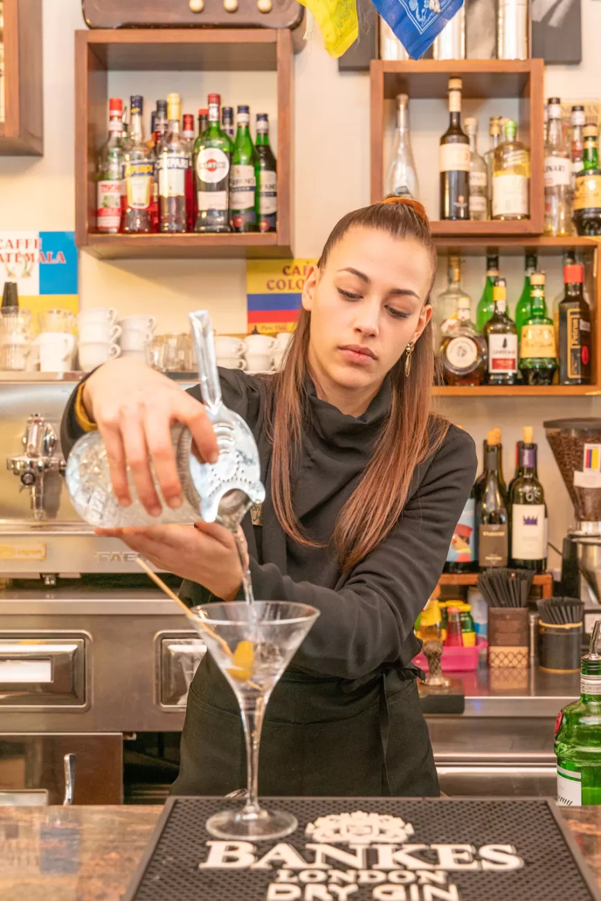 Il gin viene versato nel bicchiere – dettaglio di servizio professionale
