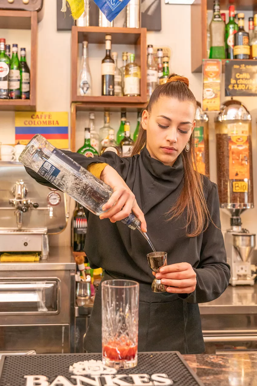 Giada versa un secondo liquore nel misurino – fotografia per baristi professionisti