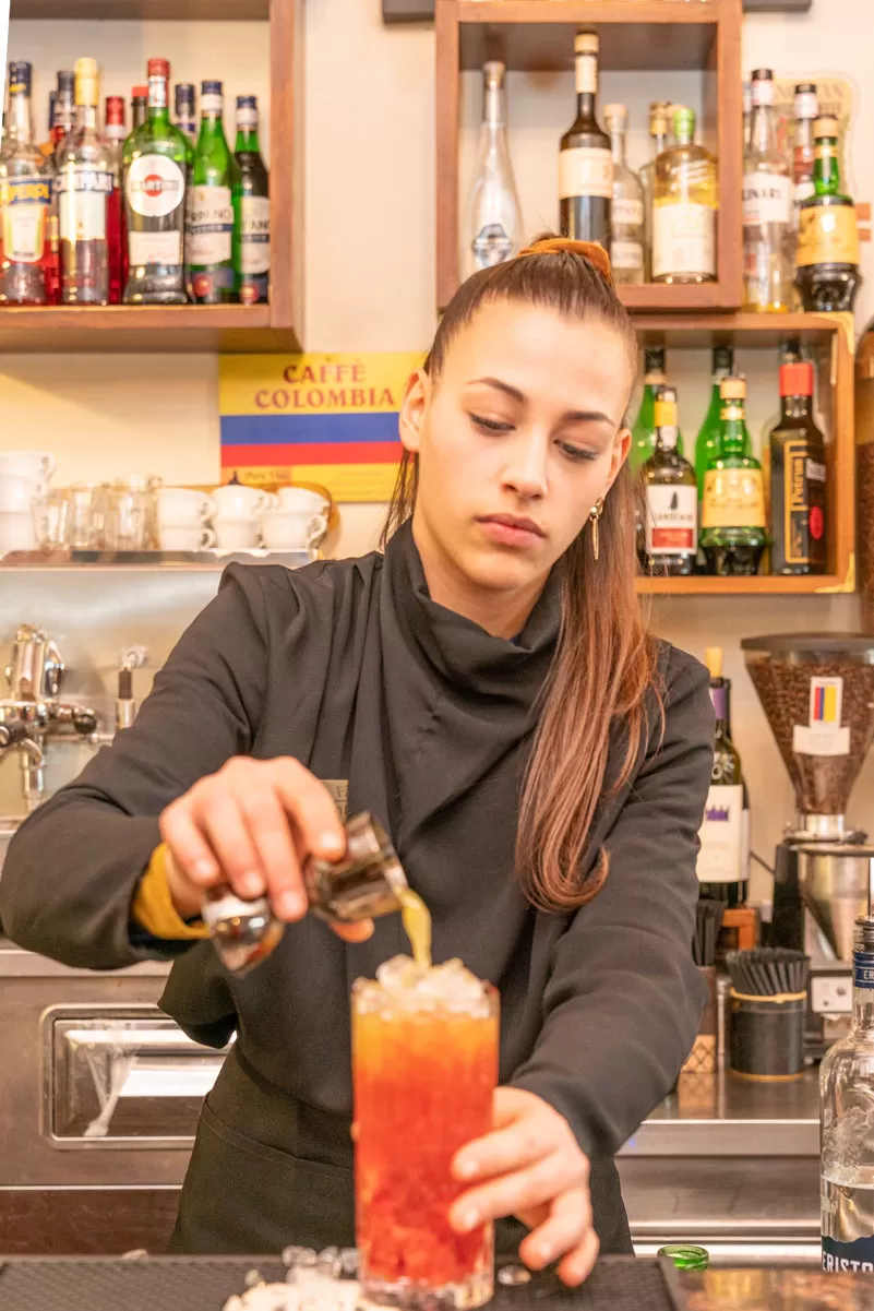 Ultimo tocco per completare il cocktail – concentrazione e stile
