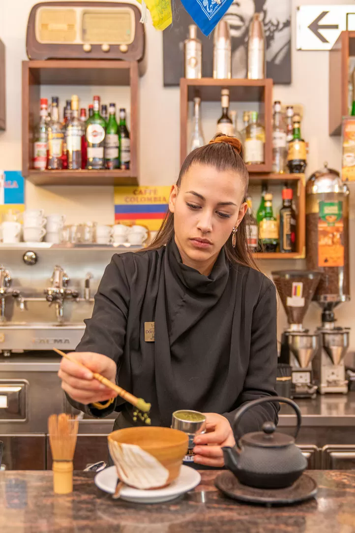Giada versa il matcha nella tazza – fotografia dedicata ai rituali moderni