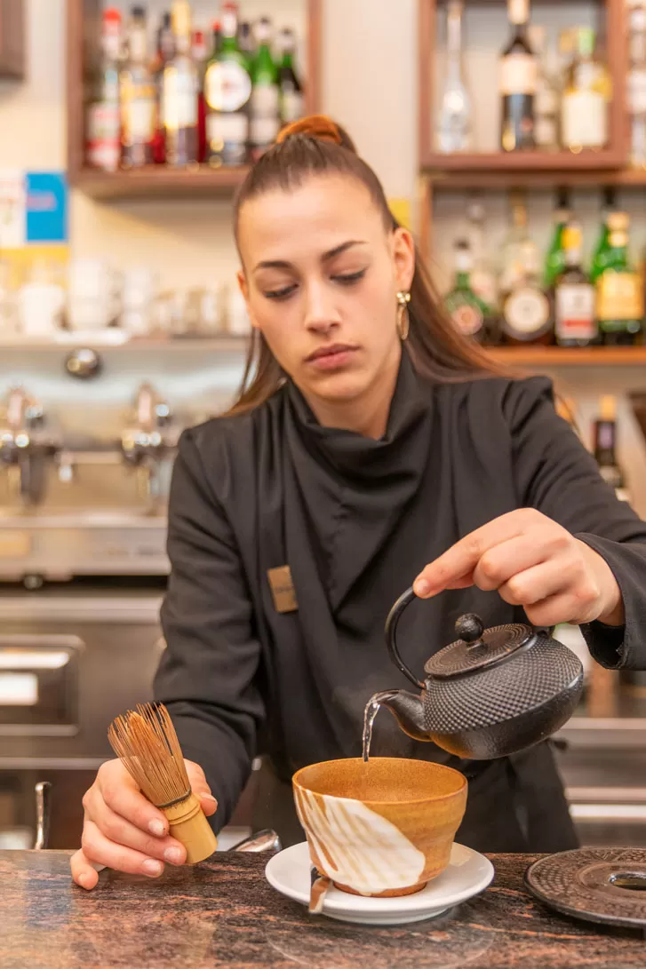 Versamento dell’acqua calda da teiera – preparazione del tè matcha