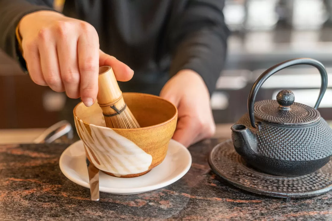 Giada mescola il matcha con il frustino – momento tradizionale reinterpretato
