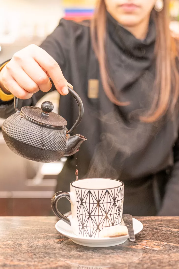 Il tè rosso viene versato nella tazza – momento finale del servizio