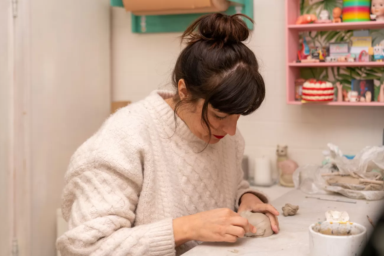 Chiara Ripoli mentre modella una scultura nel suo laboratorio artistico