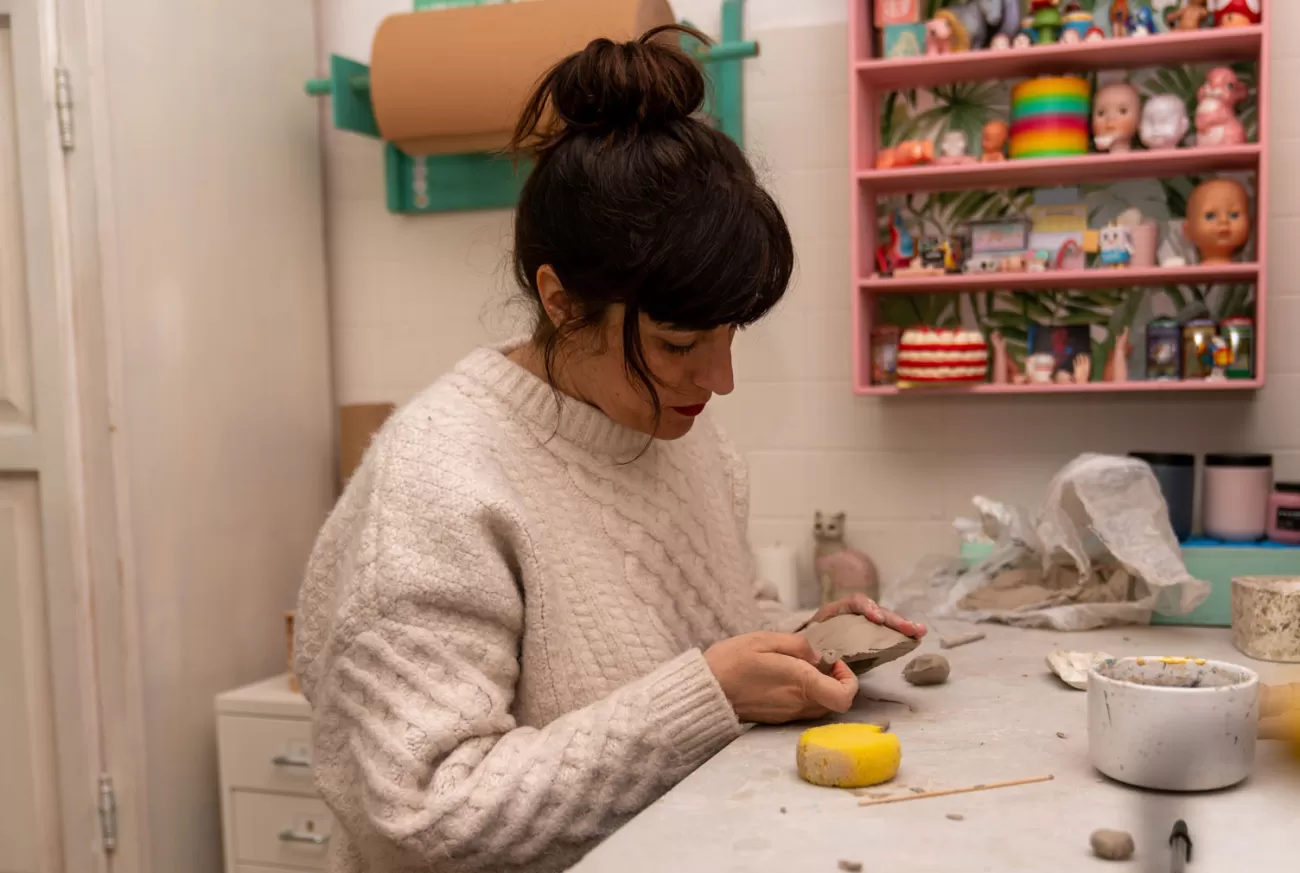 Chiara Ripoli mentre modella una scultura nel suo studio – fase creativa del lavoro artistico