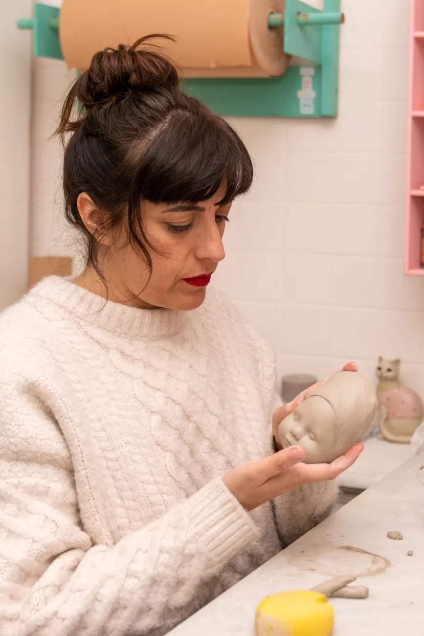 Chiara Ripoli mentre definisce i tratti di una bambola in terracotta – momento di concentrazione