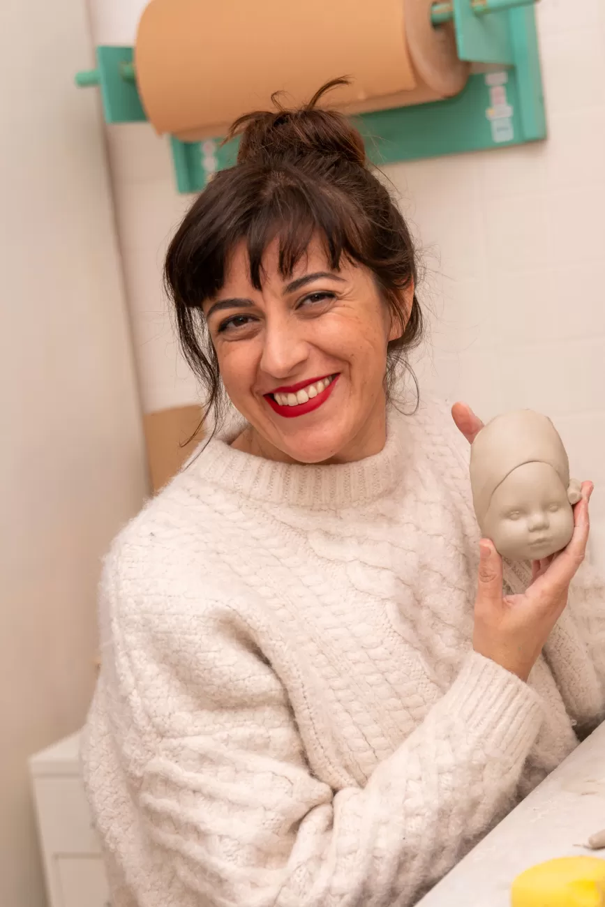 Chiara Ripoli sorride mostrando il volto scolpito della sua creazione – orgoglio e soddisfazione