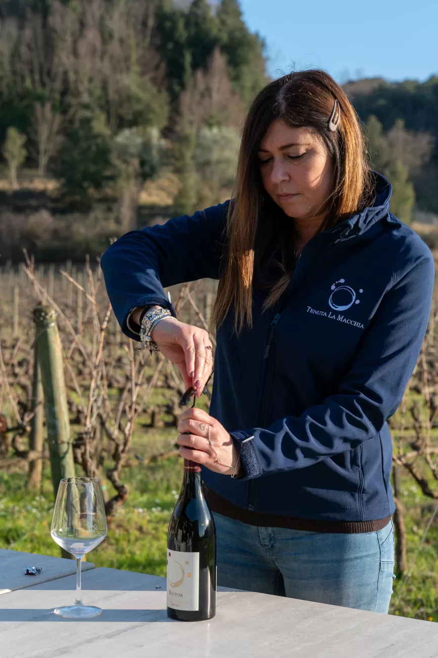 Letizia Martelli gira il cavatappi e serve il vino – accoglienza e ritualità