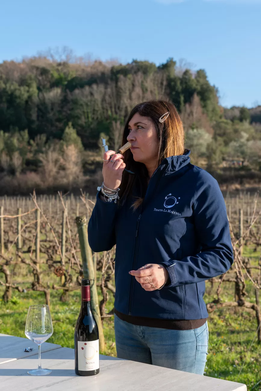 Letizia Martelli annusa il vino appena servito – analisi sensoriale