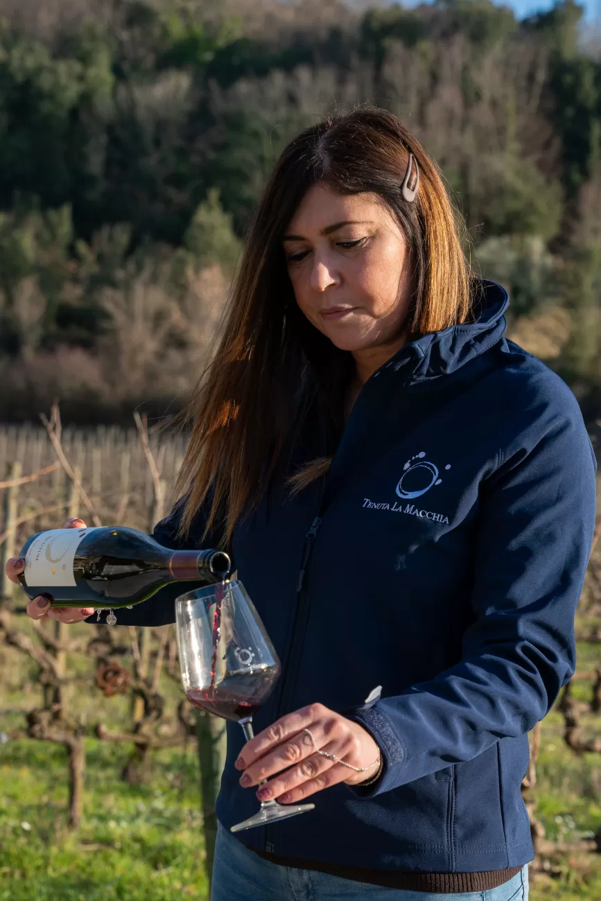 Letizia Martelli serve il vino – accoglienza e ritualità