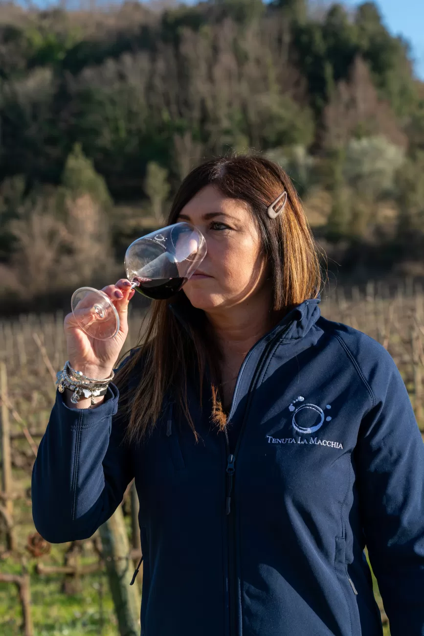 Letizia Martelli annusa il vino appena servito – analisi sensoriale