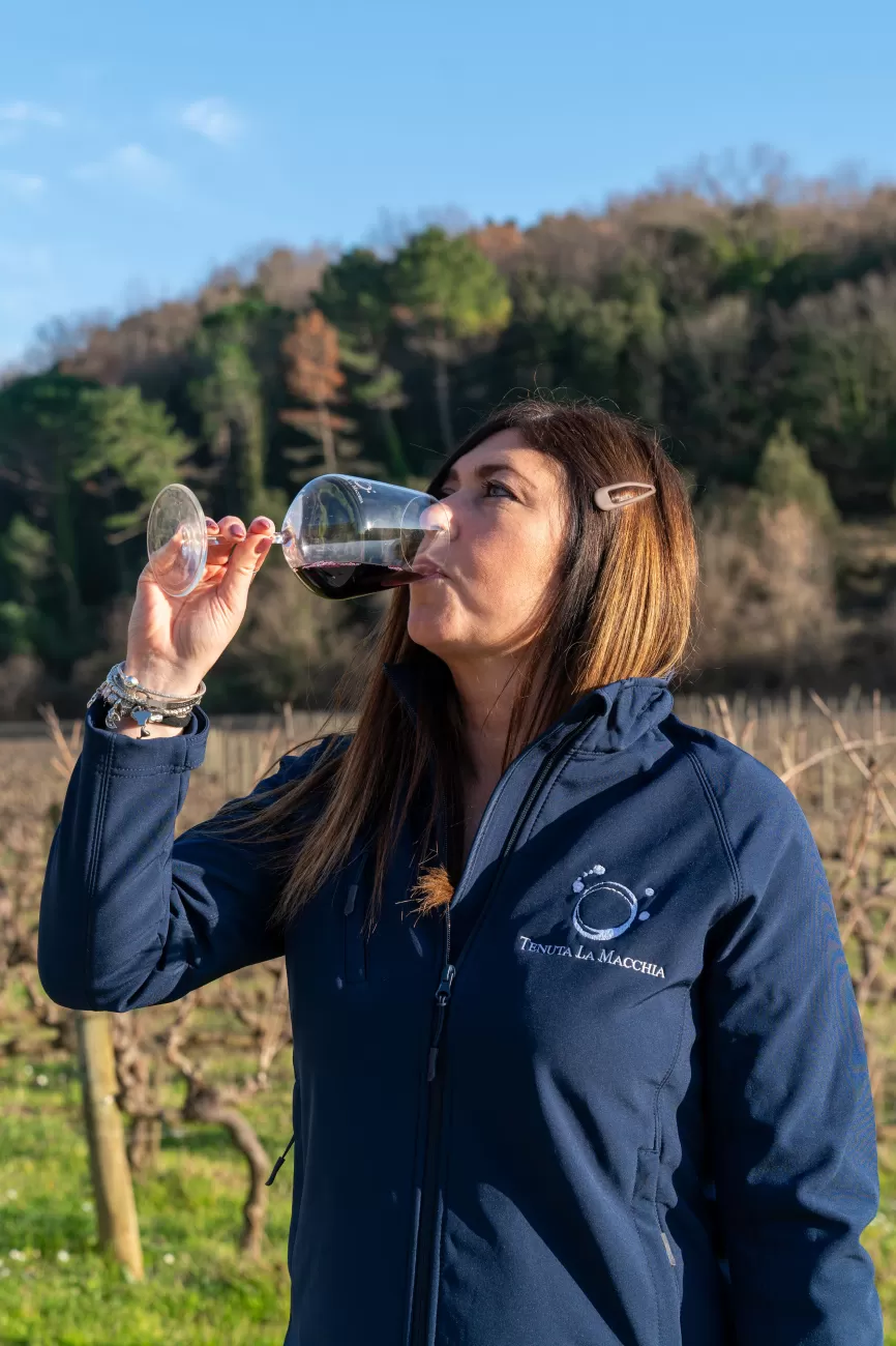 Letizia Martelli degusta il vino durante una sessione professionale – momento di assaggio