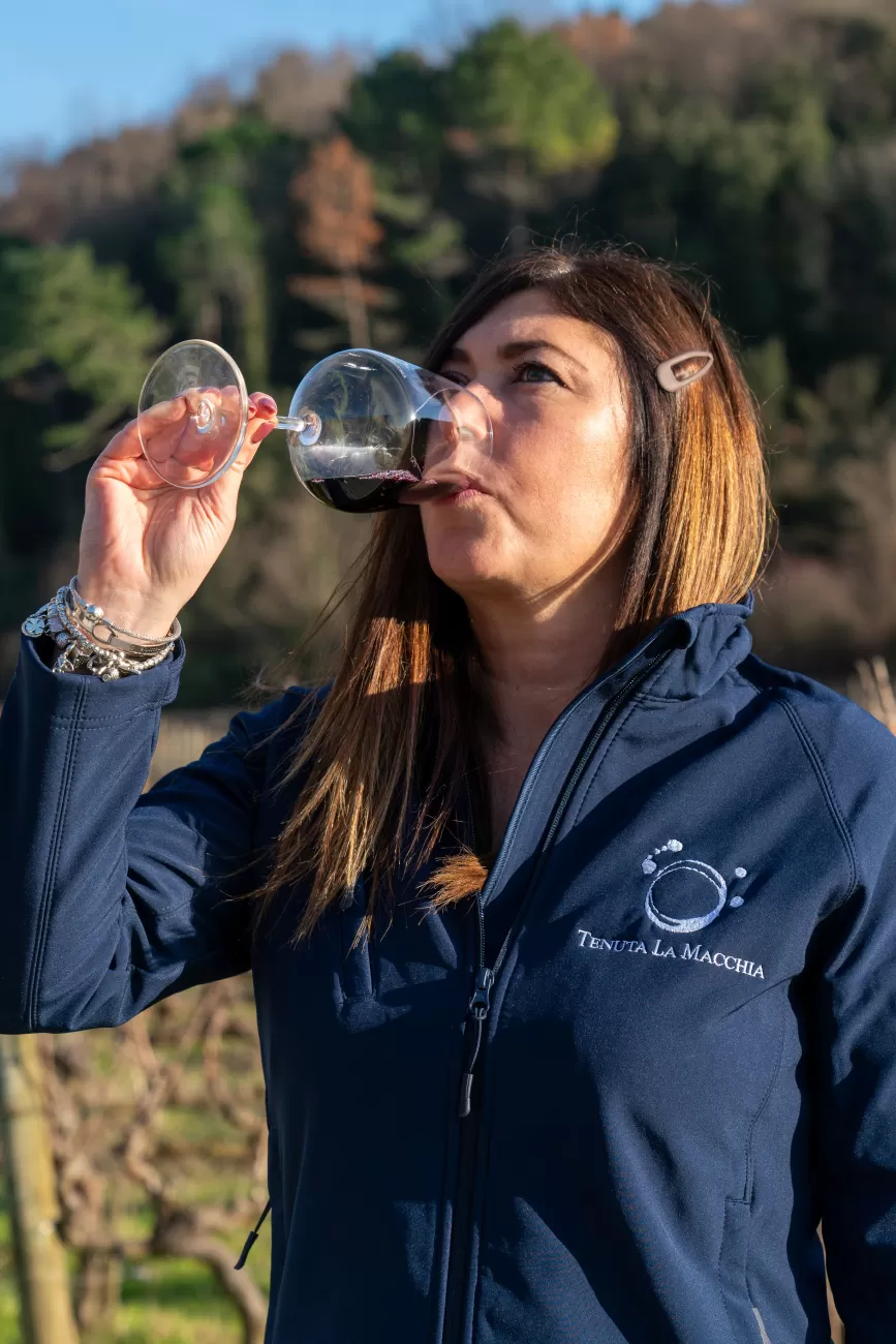 Letizia Martelli assaggia di nuovo il vino – seconda fase della degustazione