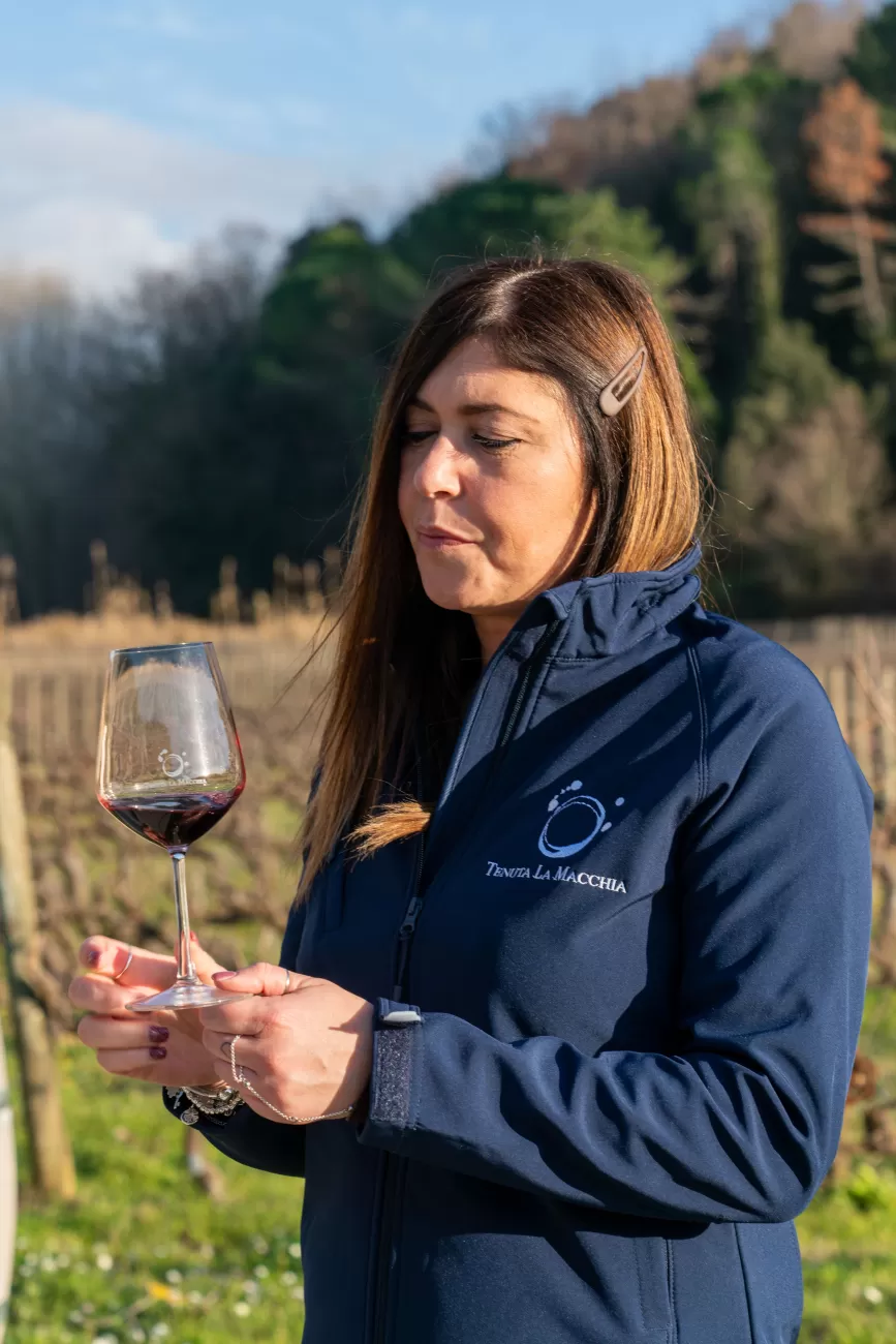Letizia Martelli osserva attentamente il colore del vino – valutazione visiva