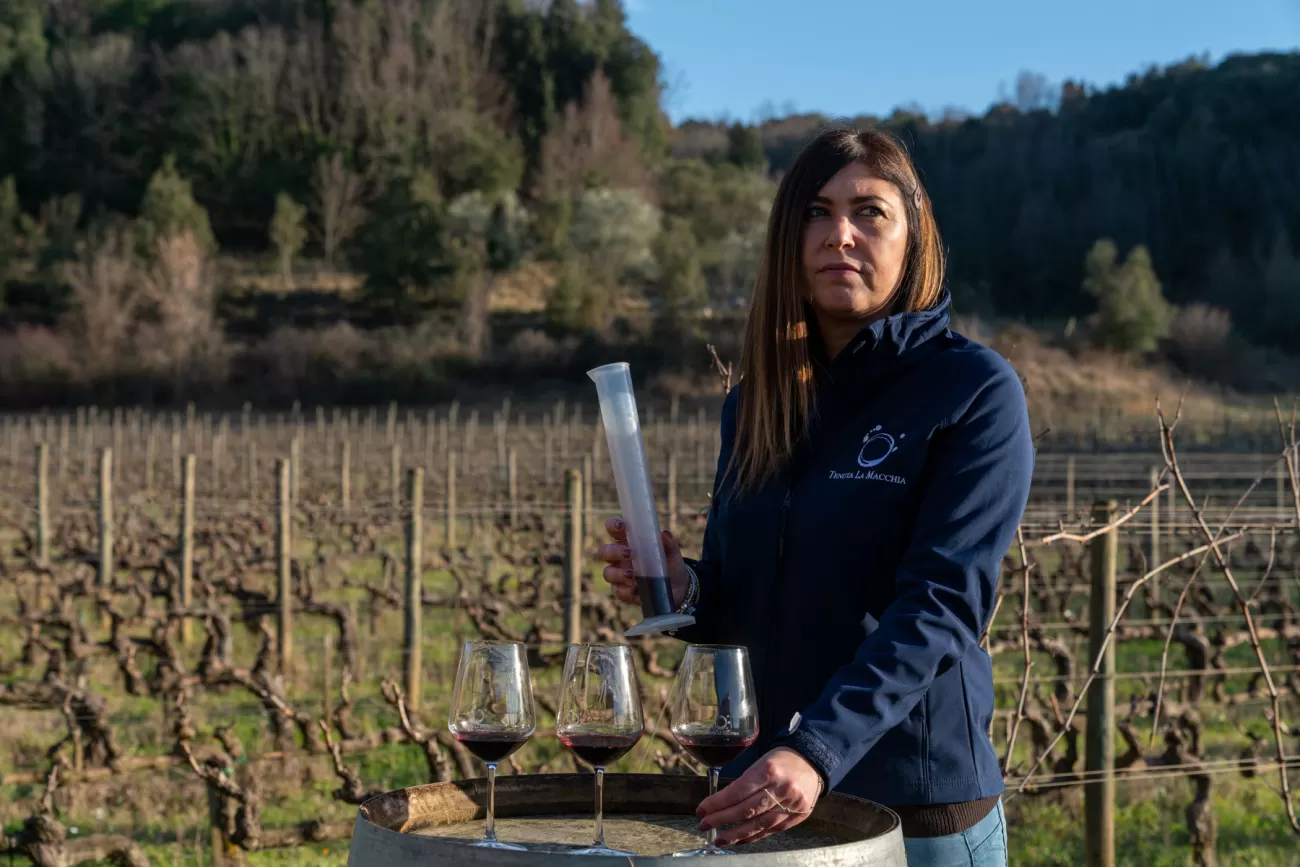 Letizia Martelli con il tubo da degustazione e tre calici disposti sul tavolo – degustazione tecnica