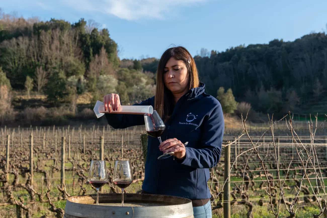 Letizia Martelli versa il vino con il provino nei calici – rituale della degustazione