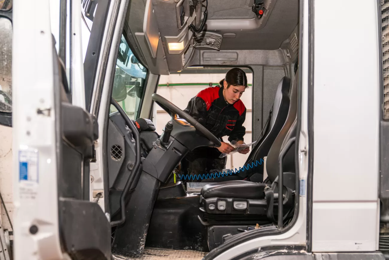 Marta Niccolini all’interno della cabina del camion mentre esegue un test diagnostico al computer
