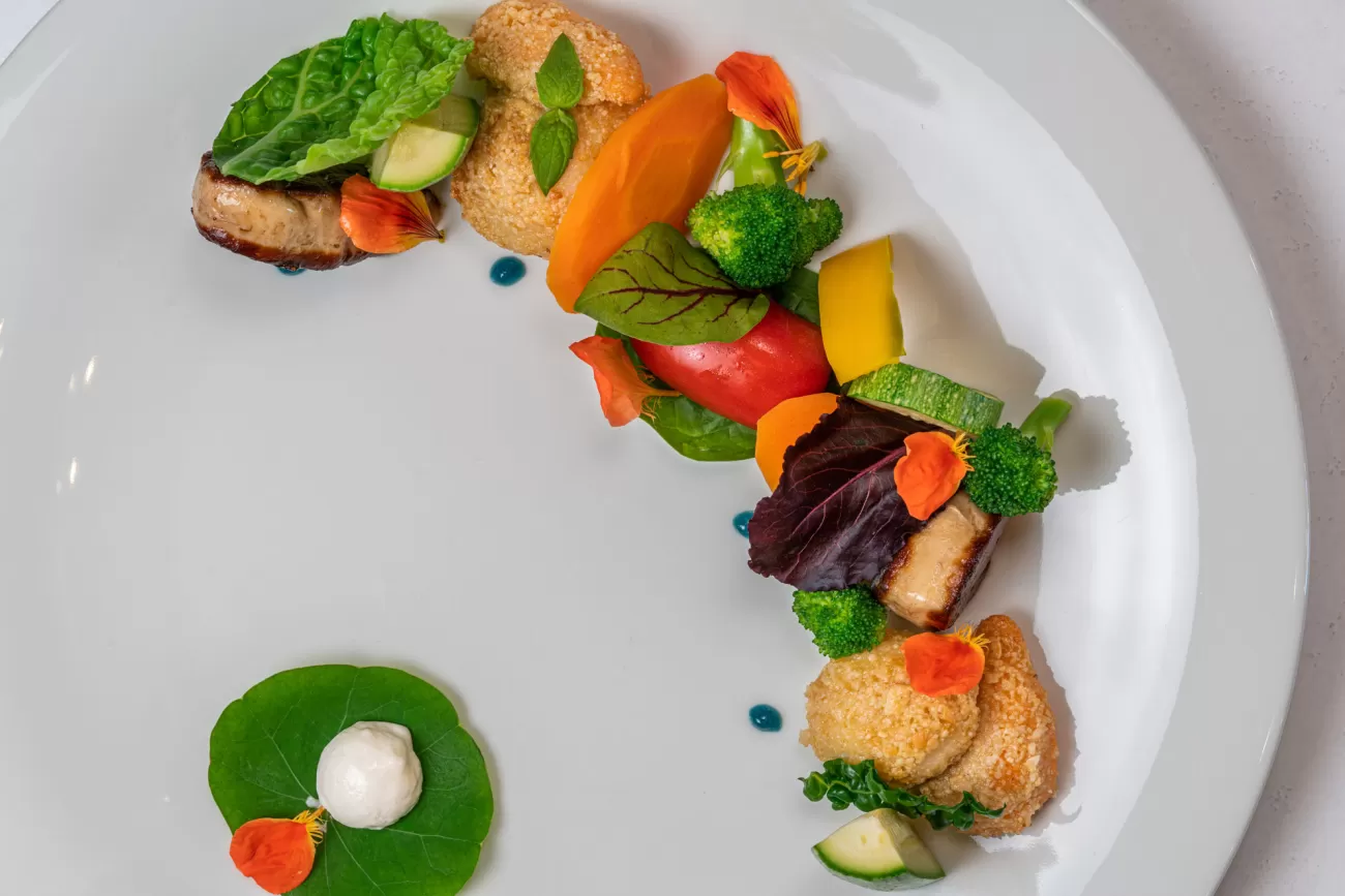 Capesante gratinate con erbe aromatiche e pane croccante – fotografia food per ristoranti