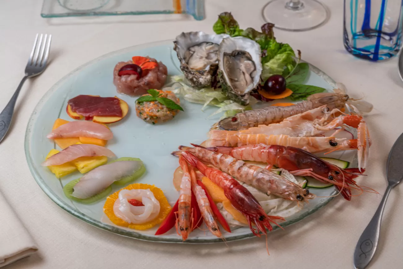 Crudité di mare con scampi, gamberi, ostriche e carpaccio – fotografia food professionale per ristoranti di pesce