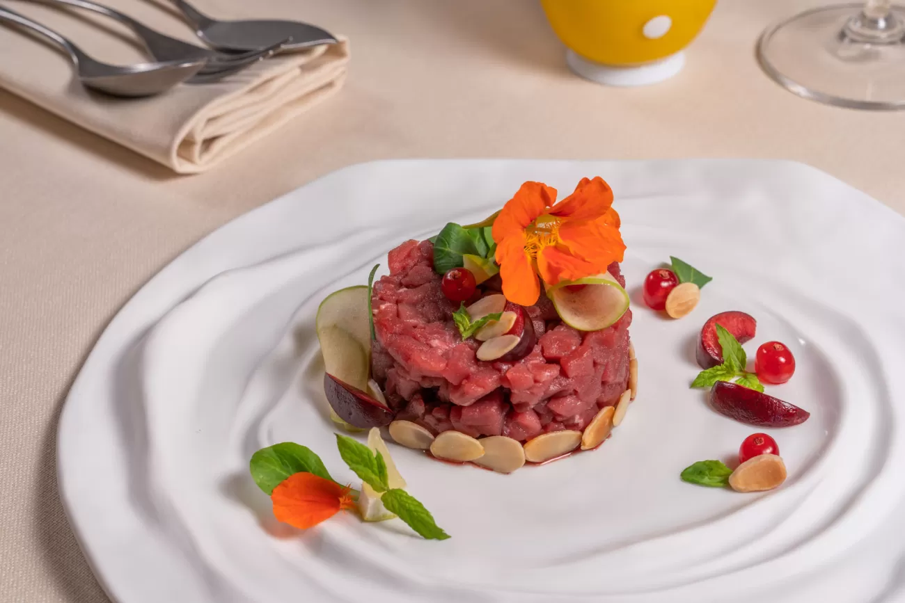 Tartare di tonno con presentazione raffinata – food photography per menu ristorante