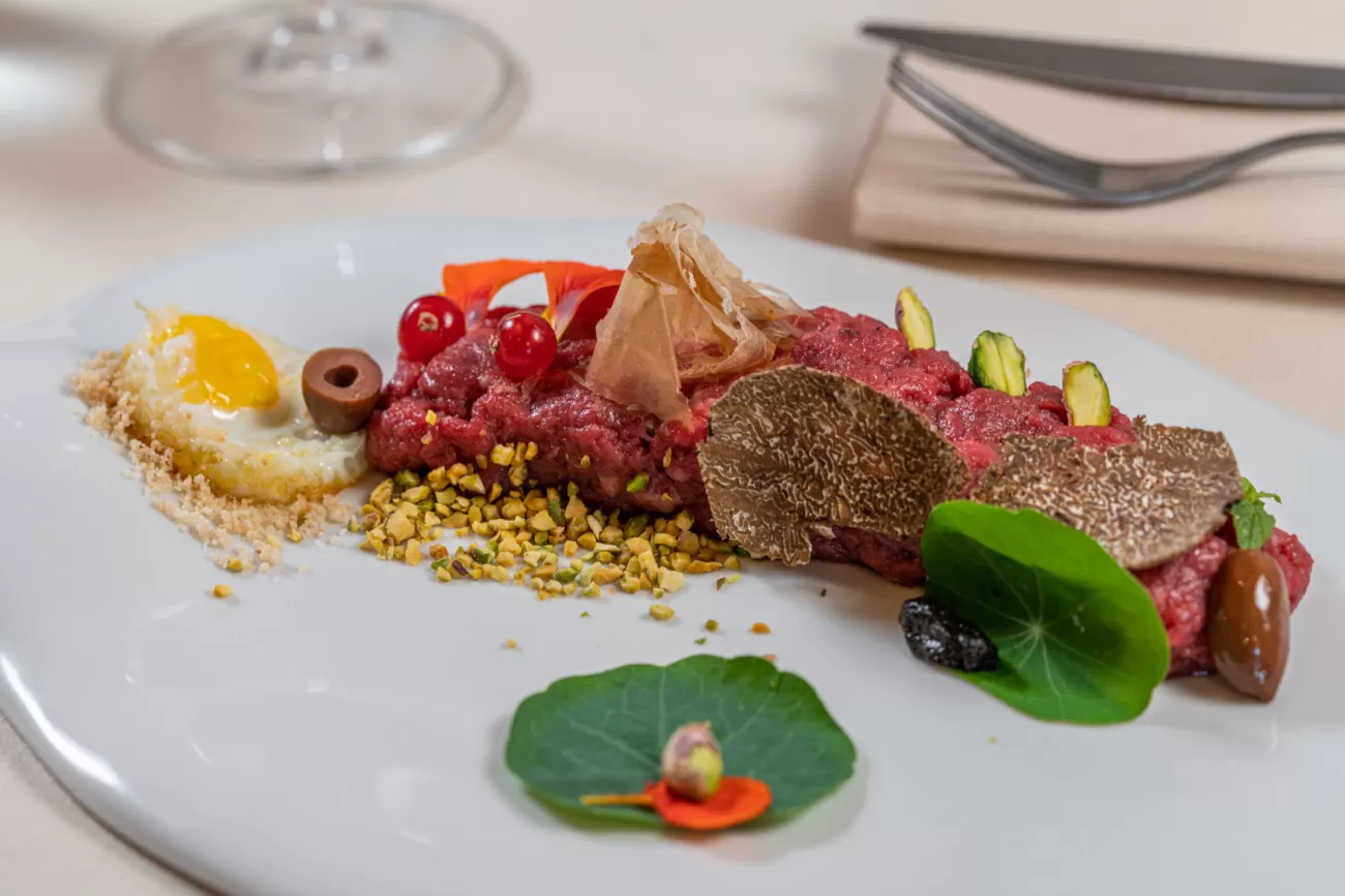 Tartare di manzo con scaglie di tartufo nero – fotografia food per ristoranti gourmet