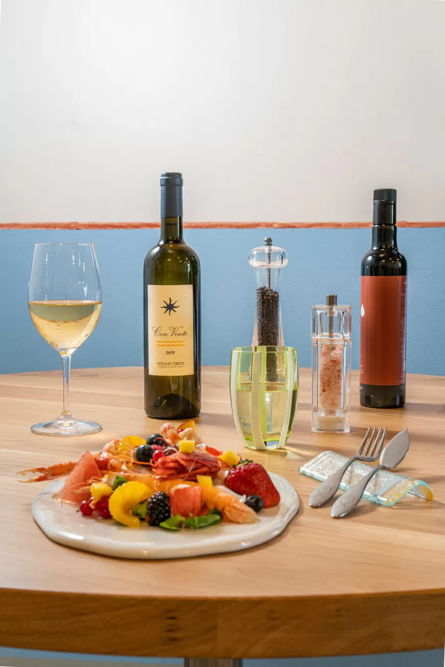 Insalata di mare al vapore con gamberi, calamari e cozze