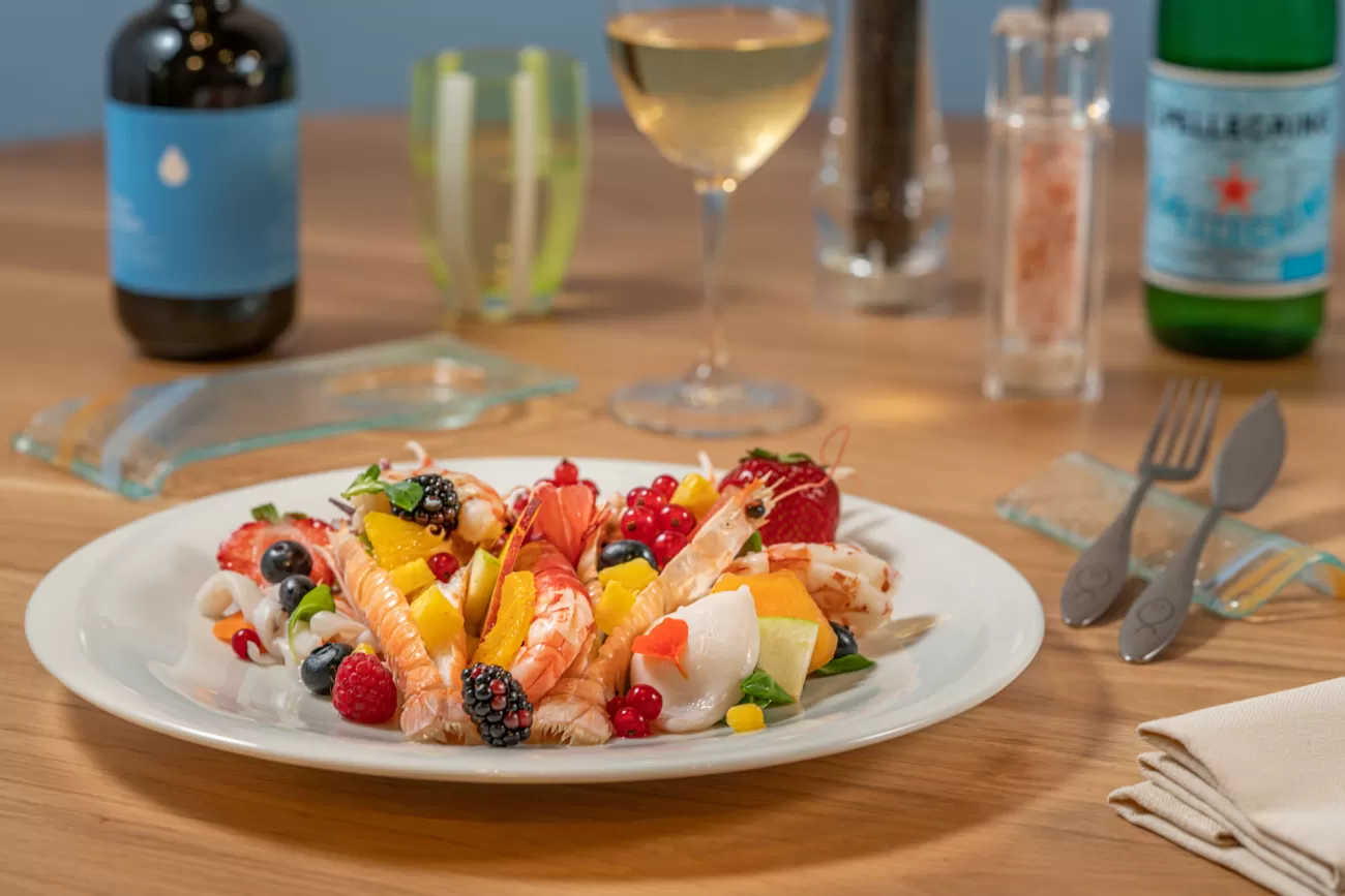 Insalata di mare al vapore con gamberi e frutta fresca