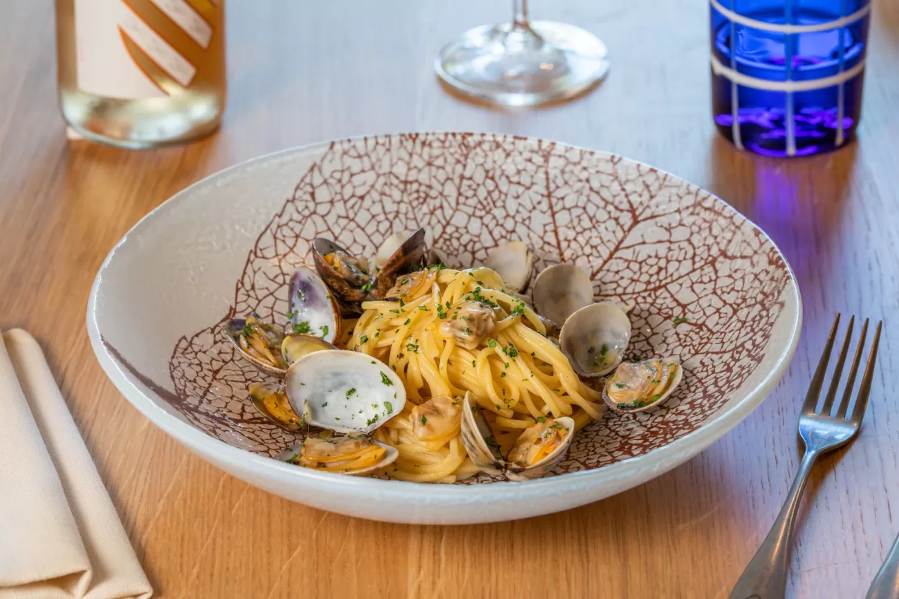 Spaghetti alle vongole con prezzemolo e aglio – fotografia food professionale