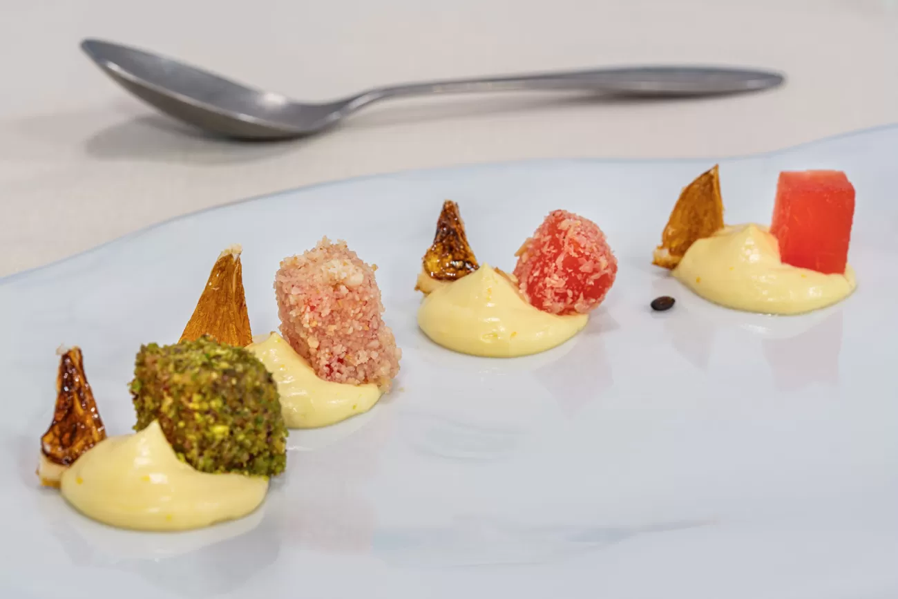 Fotografia food professionale di cocomero in quattro cotture – dessert innovativo dello chef
