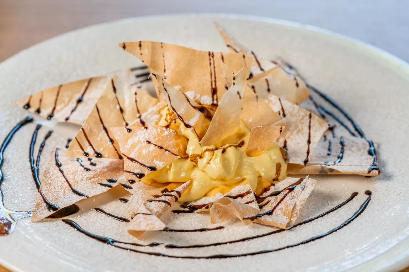 Millefoglie con crema chantilly in primo piano – fotografia food per menu di ristoranti