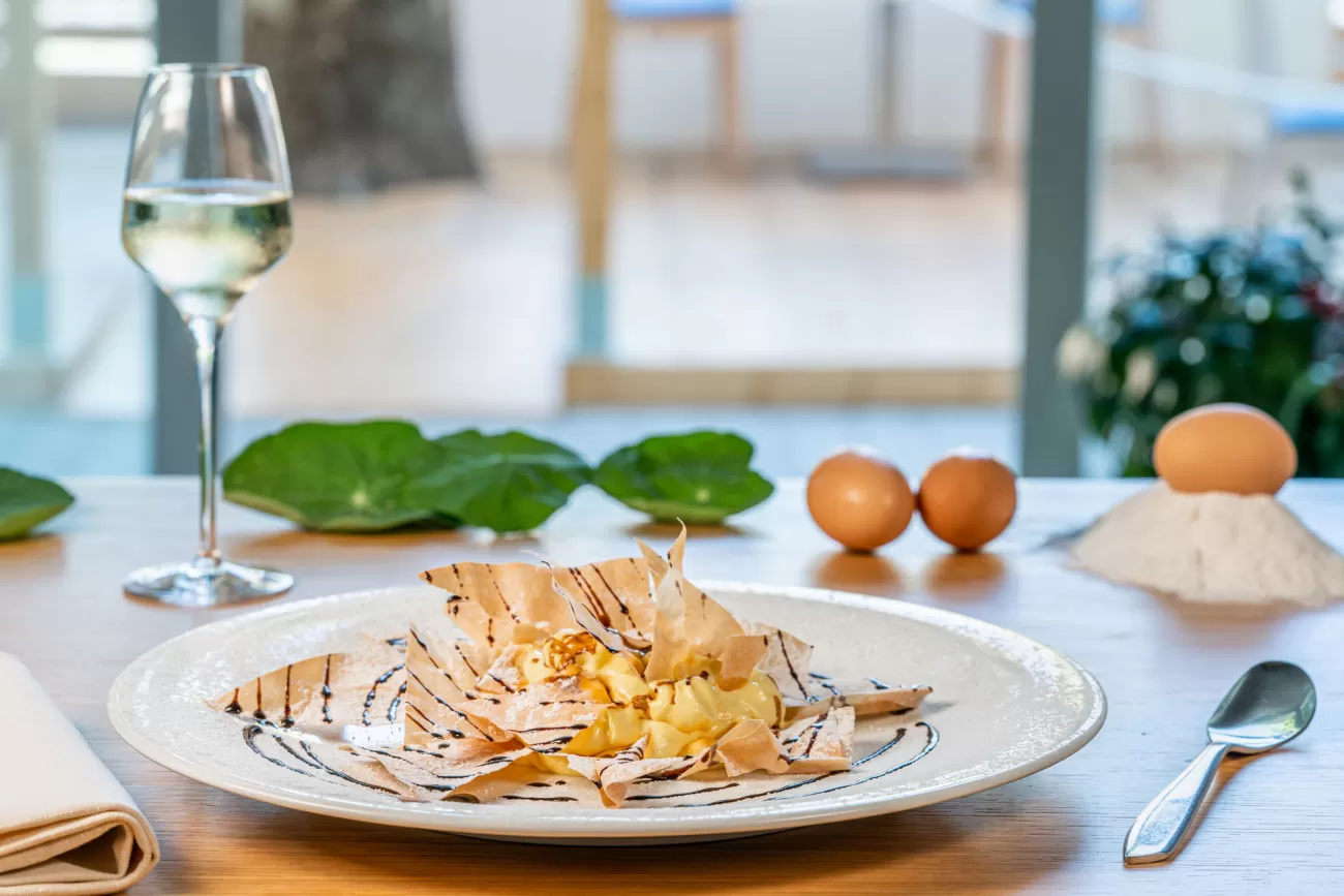 Composizione di millefoglie con crema chantilly, servita con zucchero a velo – fotografia food professionale