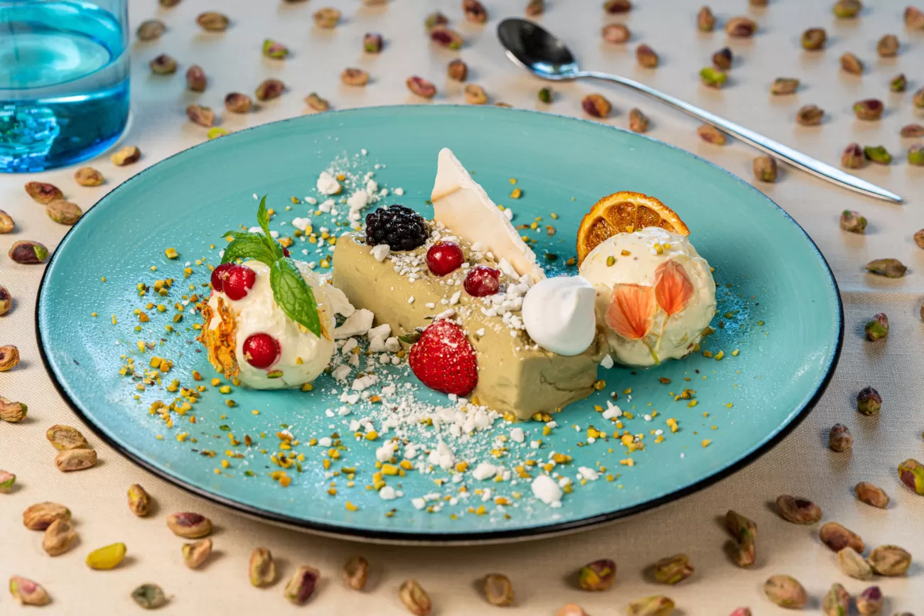 Fotografia food professionale: semifreddo al pistacchio con meringa e frutti di bosco – dessert gourmet per ristoranti in Toscana
