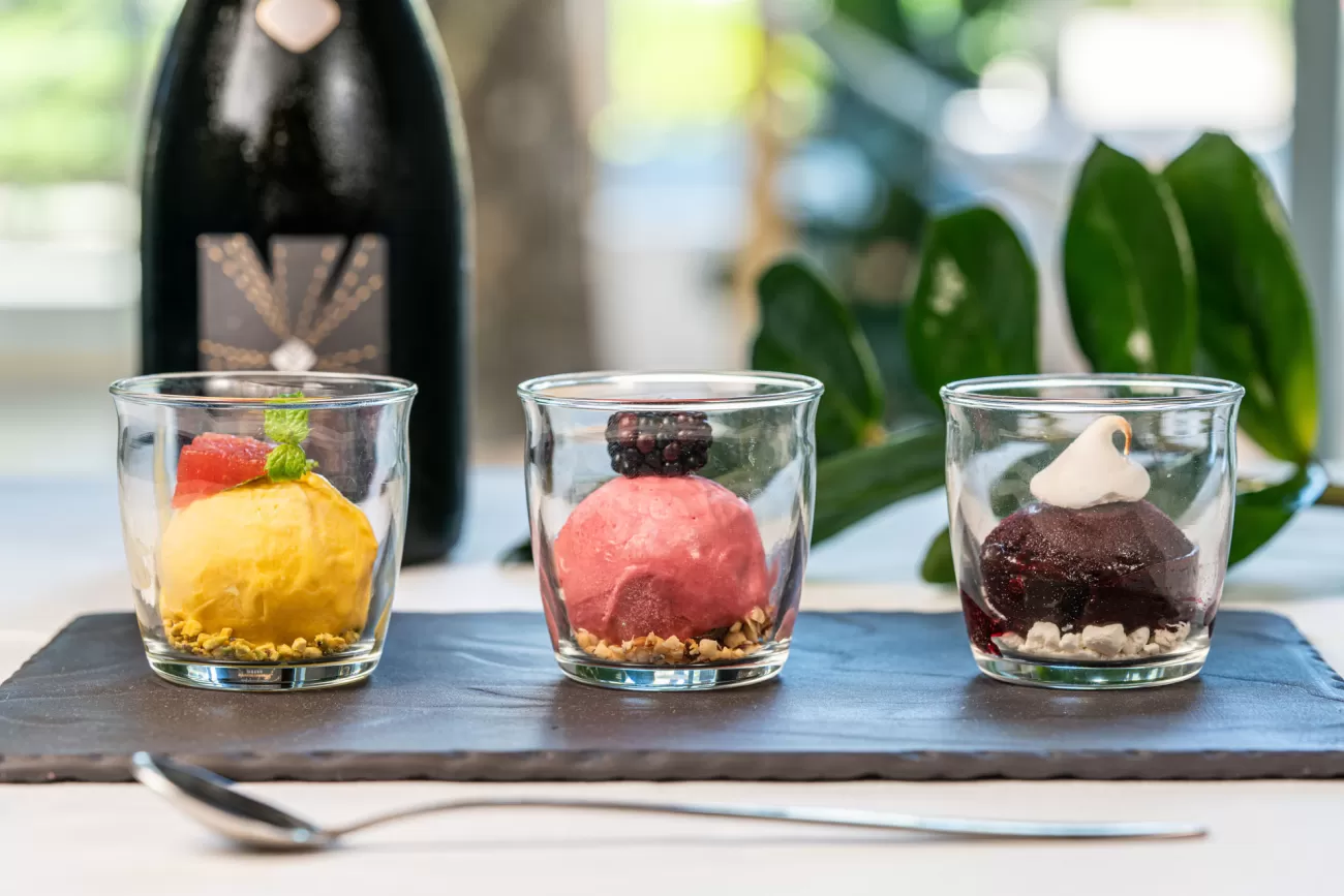 Sorbetti dello chef: pesca, fragola e mora – food photography per dessert gourmet