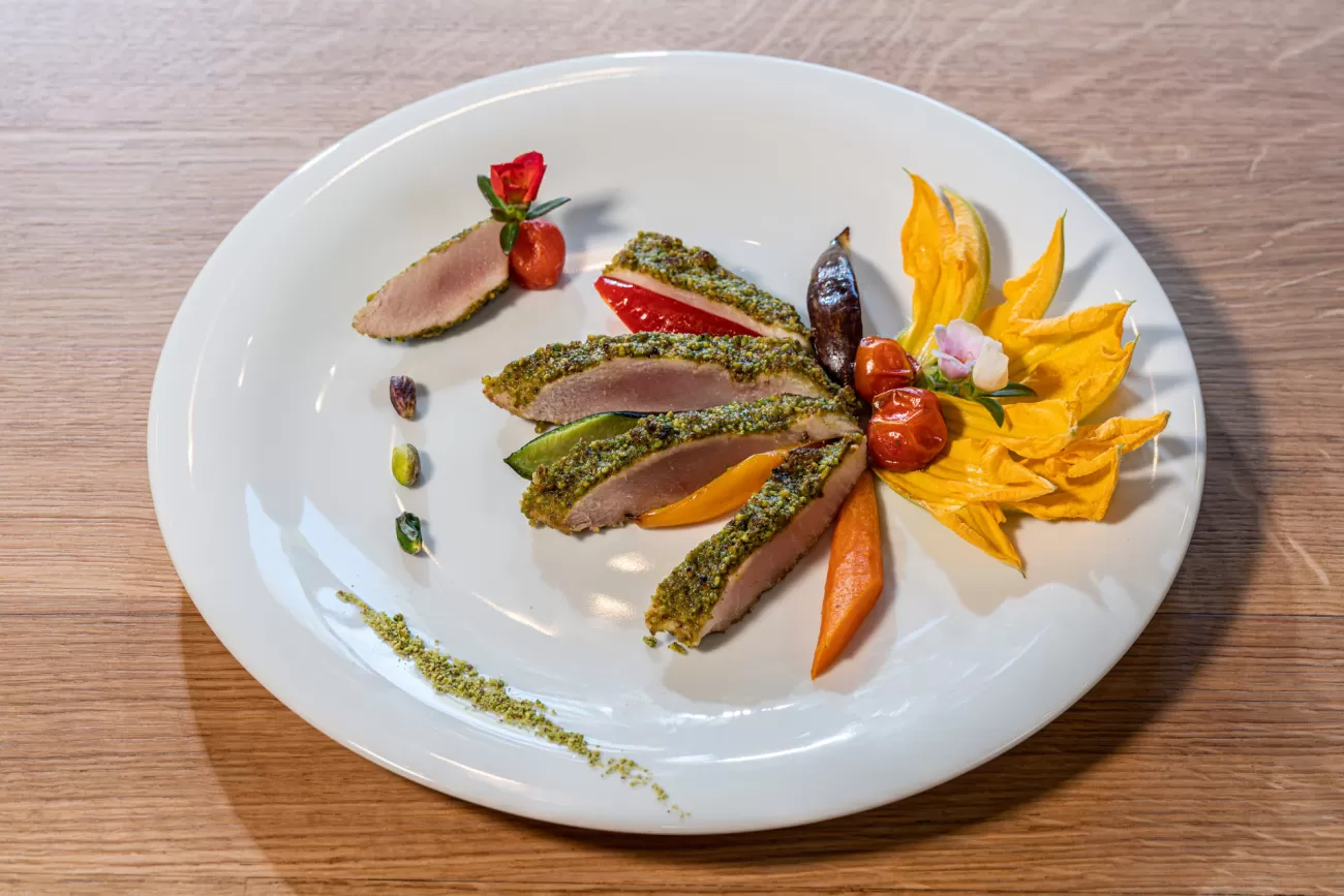 Fotografia food professionale: tagliata di tonno al pistacchio – piatto gourmet per ristoranti in Toscana