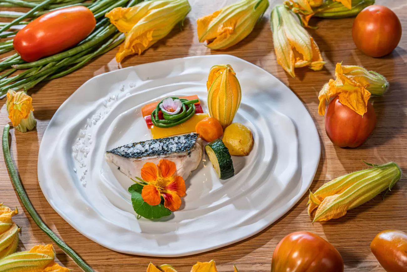 Filetto di branzino al sale con verdure e fiori commestibili – food photography per ristoranti