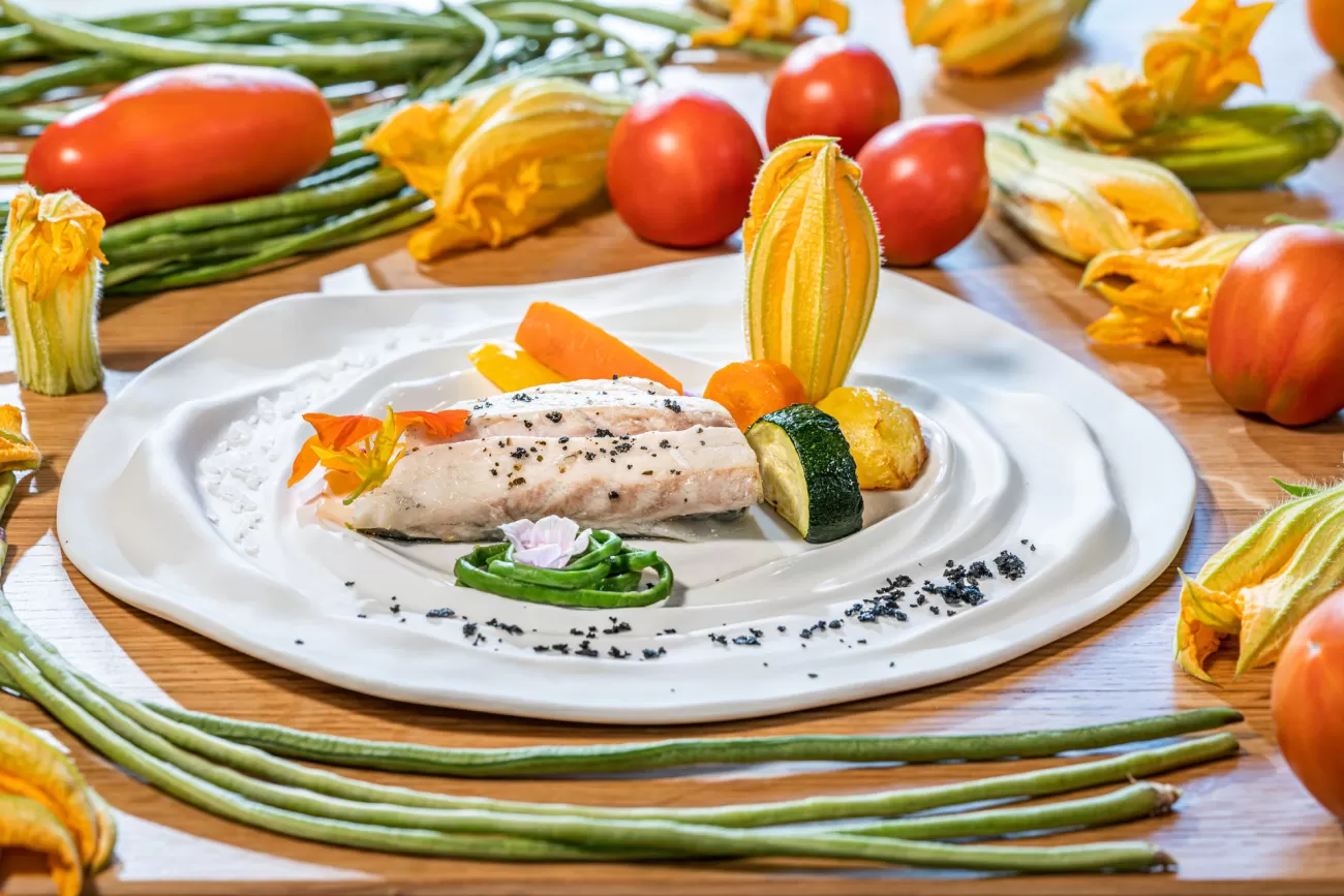 Filetto di branzino al sale con polvere di aglio nero – food photography per menu gourmet
