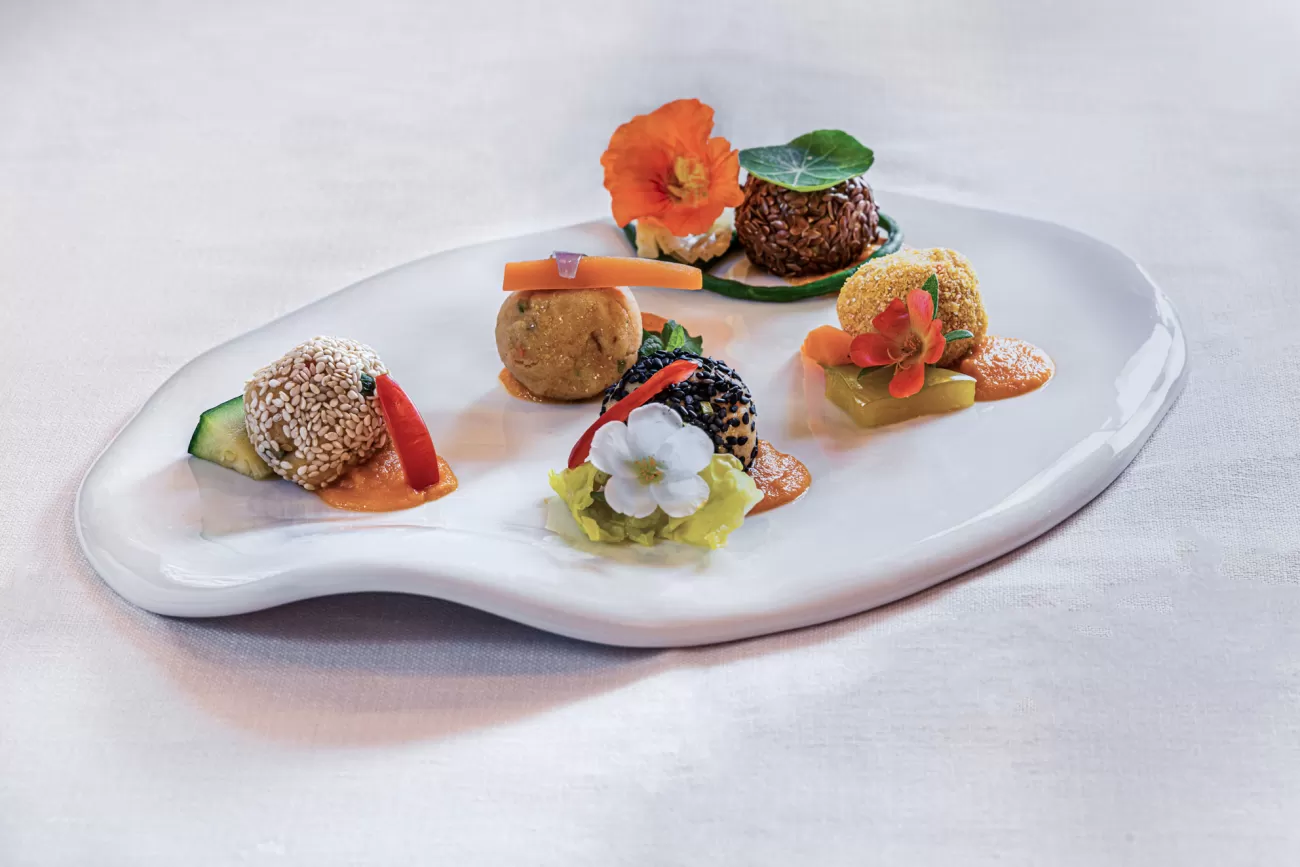 Polpette vegane su crema di verdure – food photography per menu ristoranti