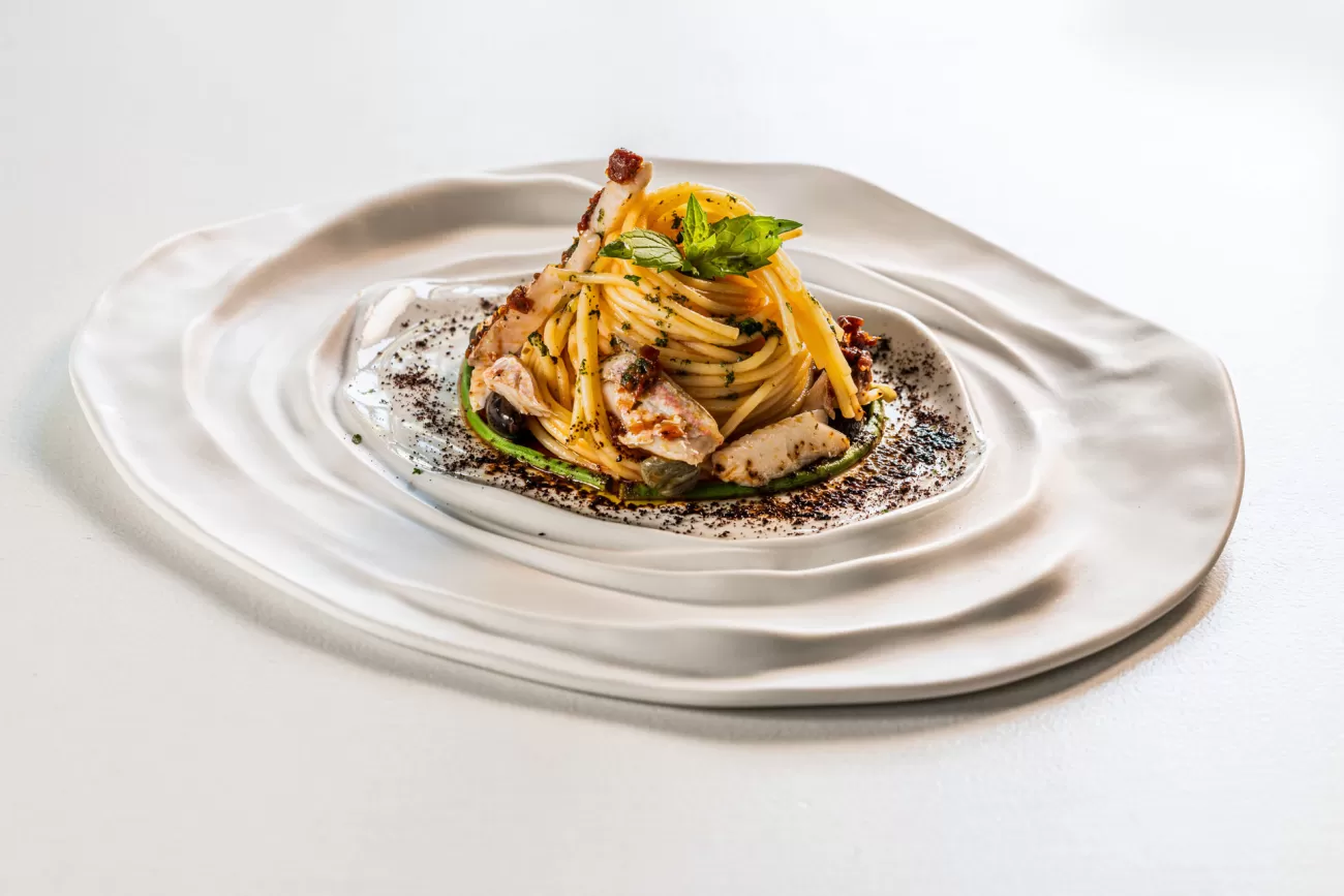 Spaghetti alle triglie con pomodoro e basilico – fotografia food professionale