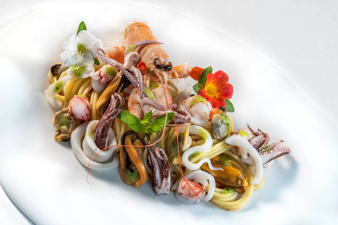 Spaghetti ai frutti di mare con gamberi, cozze e vongole – food photography