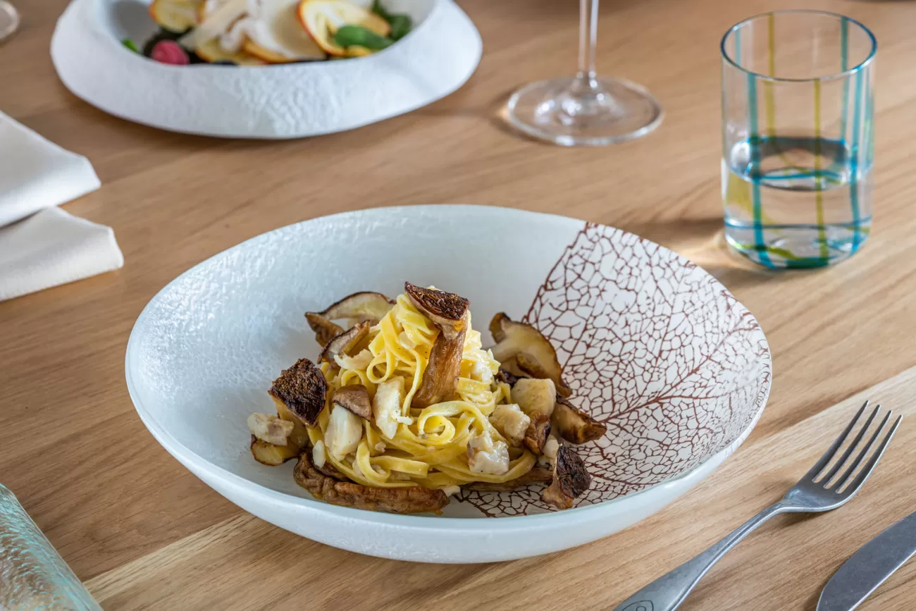 Tagliatelle ai funghi porcini con crema al parmigiano – fotografia food per ristoranti