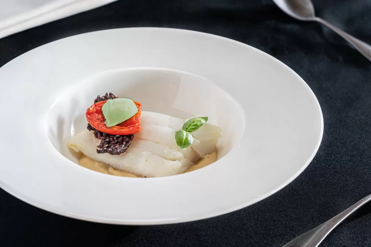 Baccalà sul letto di ceci con pomodori confit e gelato al basilico – fotografia food professionale
