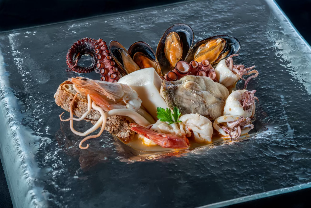 Primo piano del cacciucco rivisitato – food photography per piatti di pesce