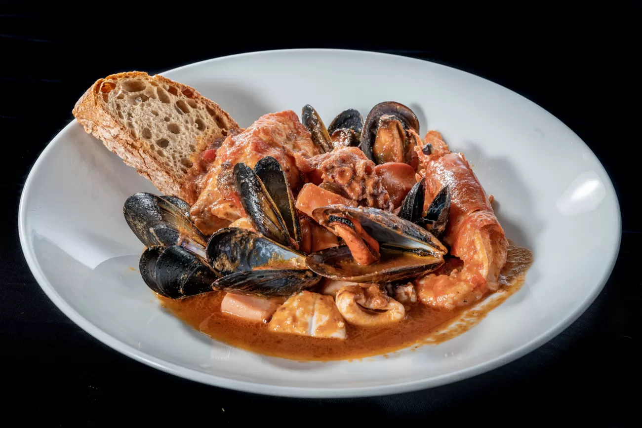 Cacciucco classico con frutti di mare – fotografia food per cucina tradizionale
