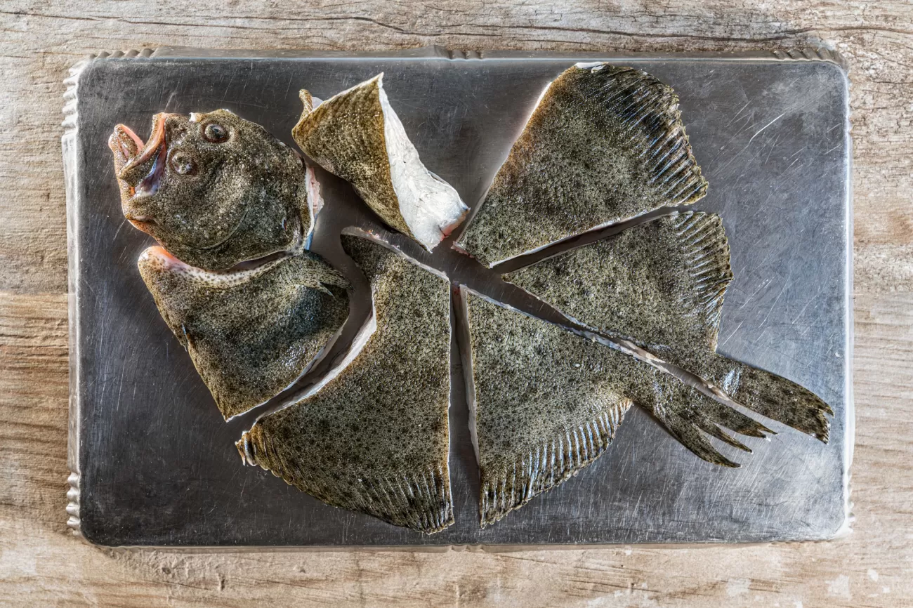 Rombo affumicato tagliato e ricomposto in un unico pesce – tecnica di presentazione creativa – food photography