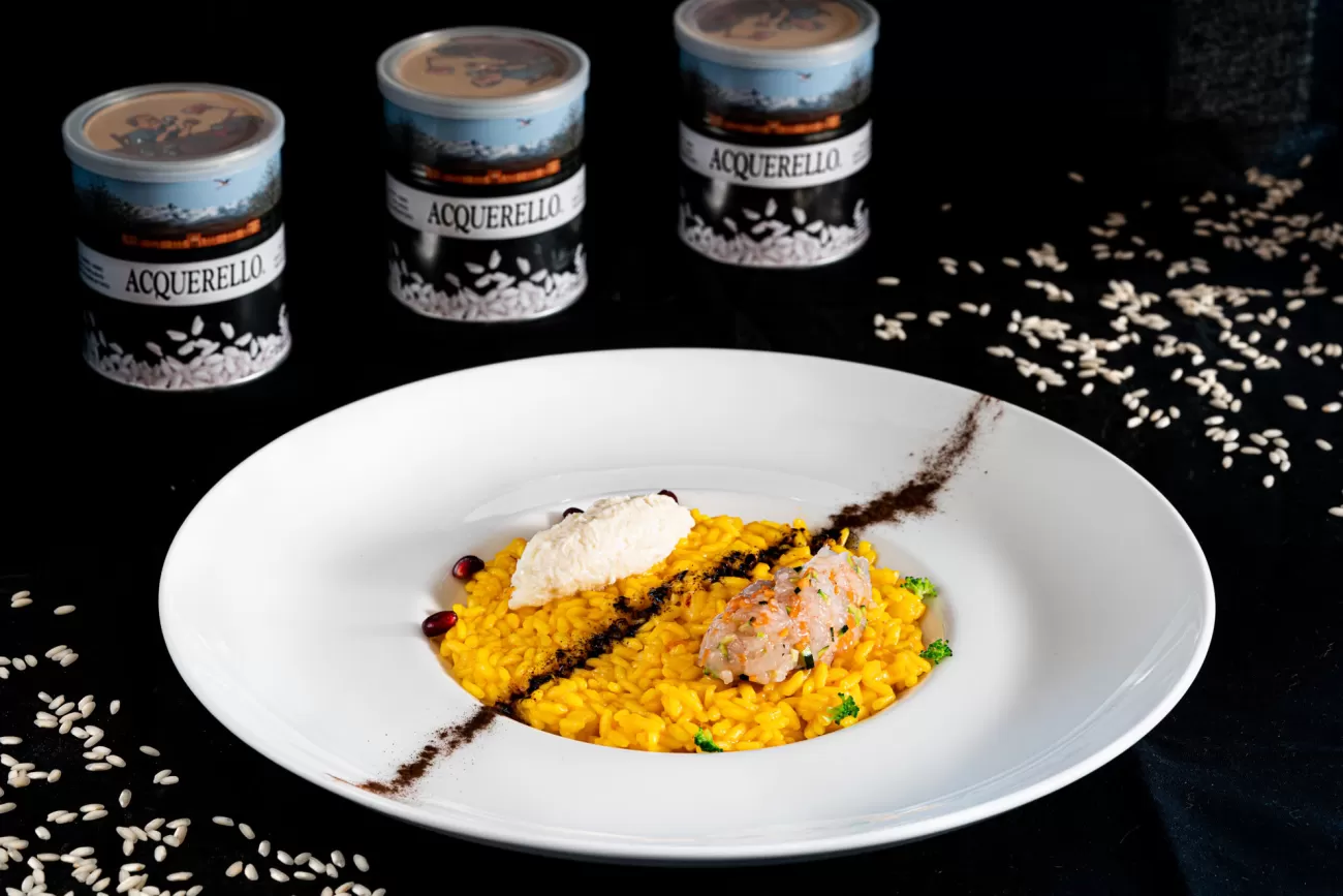 Risotto con crudité di gamberi, burrata e polvere di liquirizia – food photography per alta cucina